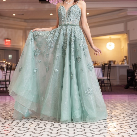 Floral Embroidery Sweetheart Neckline A-line
Gown by Ellie Wilde Size 0-2 - Picture 1 of 3